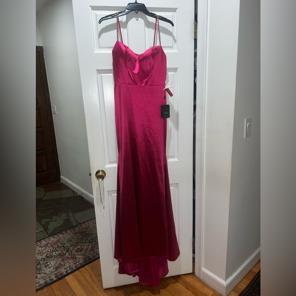 MAC DUGGAL
Pink Charmeuse Rhinestone Strap Trumpet Gown - size 4